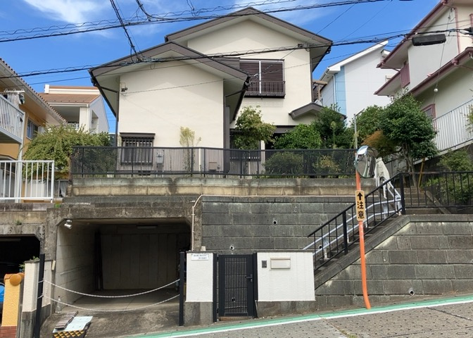 道幅が広い場所は日当たりや風通が良好です。幅が広いのですれ違いも可能ですし大きな車でも駐車可能！一方で、大型車が通ることも多くなるため交通量の増加により騒音に繋がります。また土地の値段が高くなります。