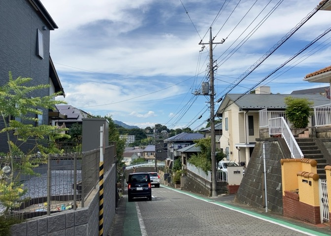 眺望を気にして物件を探す場合、前面に建物が建っていないか現地で確認しましょう！前面に建物があると景色はもちろん、日当たりや風通しにも影響が出てきます。住んだ時のことを想像しながら現地見学をしましょう。