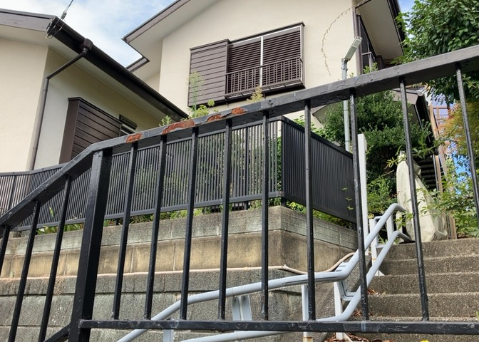 庭があることでガーデニングや家庭菜園はもちろん、こどもの遊び場やペットを放して遊ぶことができます。また、家の周囲に余裕があるということです。隣地との間があれば、十分な日当たりと、風通しが確保できます。