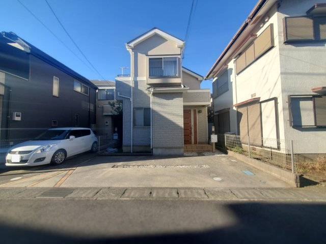 落ち着いた住宅街に佇む、整った外観の戸建です。