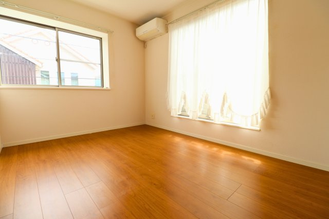 2階の洋室は全居室収納付きで、お部屋を広く使えます。2面採光のお部屋は風通しも良く、子供部屋や主寝室として快適にお過ごしいただけます。