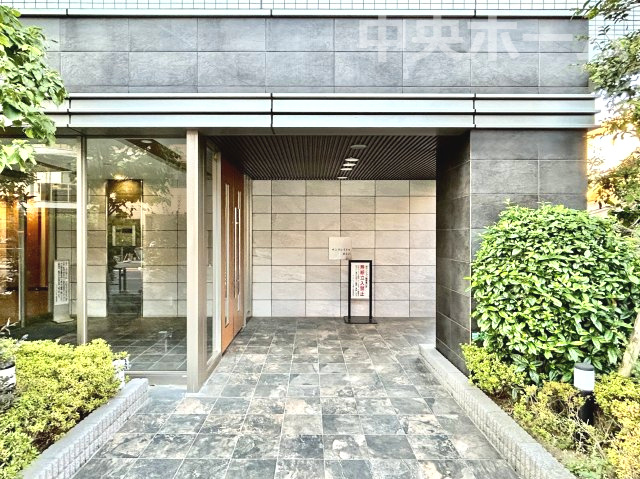 【エントランス】マンションのエントランスは、その物件の印象を決める、顔とも言える場所です。毎日通る場所ですからきれいなのが一番です。エントランス内はオートロックですので暮らしの安全も確保されています。