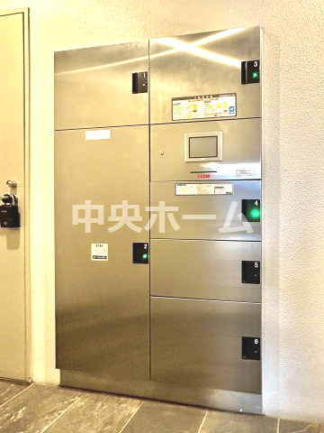 【宅配ボックス】在宅時・不在時に関わらず、居住者の代わりに非対面で宅配物を受け取ってくれる便利な設備です。わかりやすくご説明致しますので見学時にはお部屋だけではなく共用部分もぜひチェックしてください。