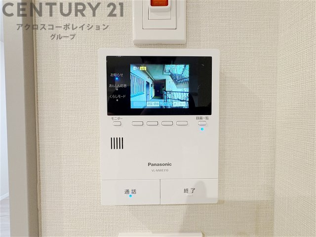 訪問者が来たときにテレビ画面で確認できるため、安心してドアを開けられます。録画機能があるものもあり、留守中に来訪者を記録しておくことができます。利便性が高く、セキュリティ面でも安心です。