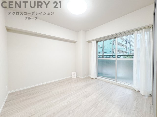 明るい色合いのフローリングとクロスを使用した洋室は家具やインテリアとも調和しやすく空間が広く感じられ開放感を生み出します。自然光を効果的に反射し、室内を明るく保つため、日中の照明使用を抑えられます。
