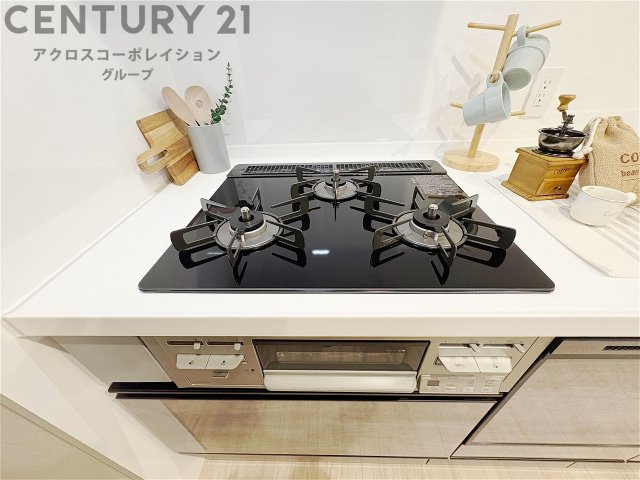 多数の調理器具を同時に使用でき、料理の効率化が可能。省エネで節約になり、様々な料理スタイルに適応できます。また、火力調整が独立しており、手入れや掃除もしやすく、今よりもっとお料理が楽しくなるかも。