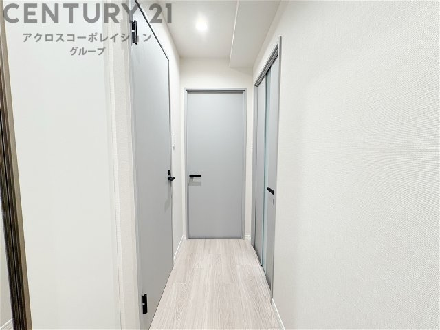 白を基調としたクロスに建具が室内を明るい雰囲気にしています♪