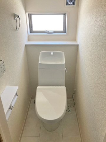 温水洗浄便座付き節水型トイレ。フチなし形状でお掃除楽々