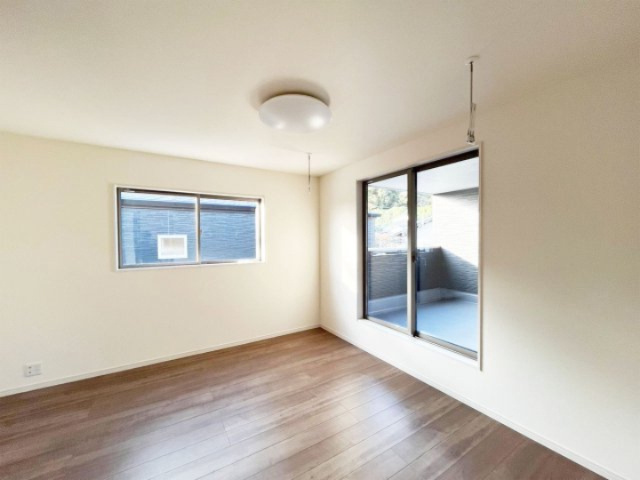 2階7帖の洋室彡バルコニーに面した明るいお部屋です！STORAGE完備