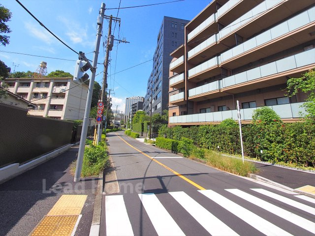 銀座線「表参道」駅から徒歩約11分、11路線3駅利用可能な好立地です。