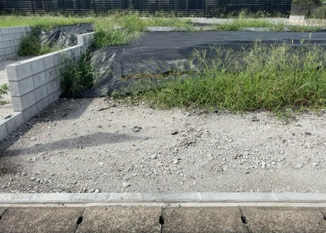 土地の形が極端に長細かったり、狭小地、あるいは道路との高低差がある傾斜地だった場合、後々売ろうとしても買い手がつかない場合もあります。後々、売却することになった時に価値の下がらない土地を選びましょう。