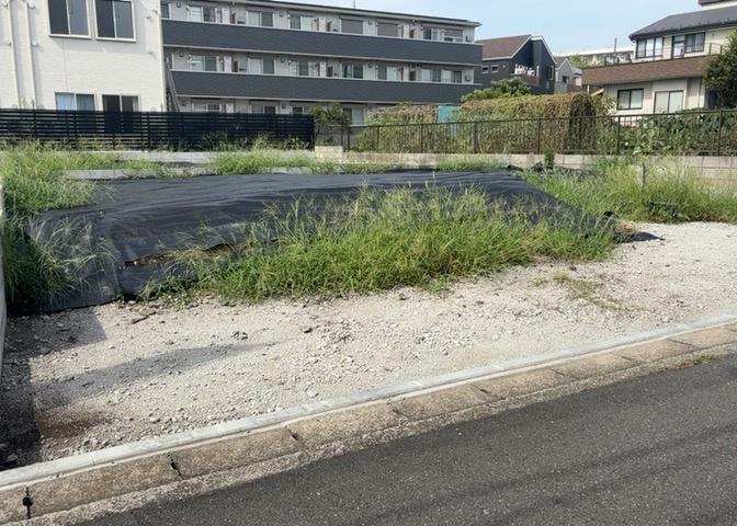 土地の面積＝住宅面積ではありません。建ぺい率の問題などで、土地のある場所によって住宅を建てられる面積は限られています。高さもしかり、「土地」という言葉の中には、建築条件も含まれると考えておきましょう。
