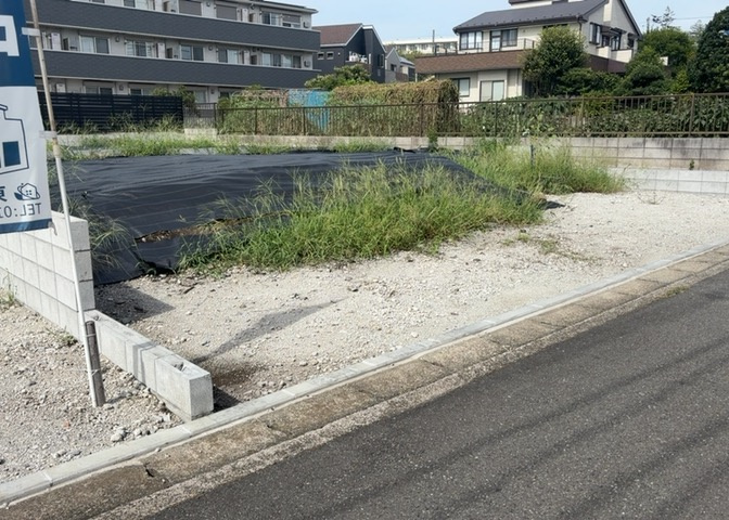 家を建てる場合、方位は要チェックです。現実的に日当たりのよい家ならばリビングは南側、建築基準法でも北側に当たる家への配慮は求められています。土地を見学に行く際は、方位磁針を持って行くようにしましょう。