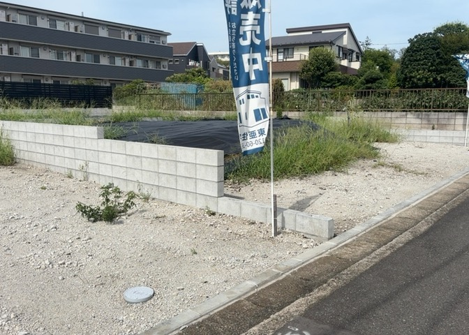 土地を買う際、住む地域の自治体や福祉の補助制度にも注目してみましょう。子供や老人の医療補助やゴミ出しのルールなど、自治体によってルールに大きな違いがあるため、暮らしやすい土地で判断するとよいでしょう。