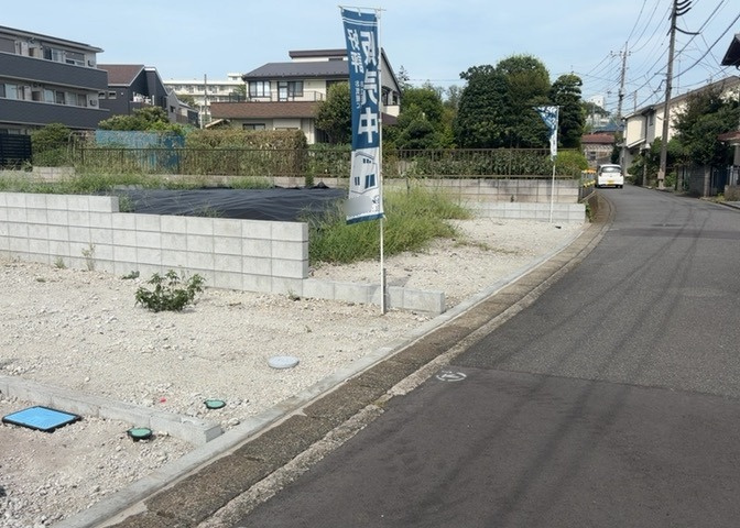 土地の前の道路に消火栓が設置されていることがあります。この場合、道路交通法第45条第1項により、駐車禁止の場所が指定されています。そのため、車庫などの駐車スペースをつくることができない場合があります。