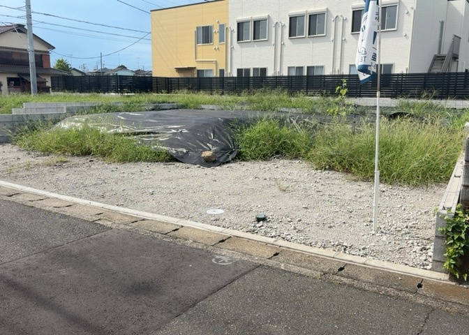 現地に行くなら、物件の周囲の地形がどうなっているかを見ることも大切です。周辺より低くなっている土地では、大雨などで水が集まりやすいため、地盤が弱くなっているということも考えられるため、注意が必要です。