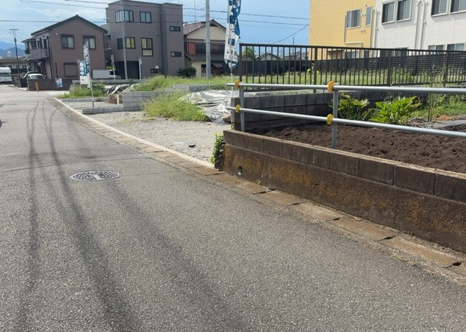 隣家の土地はどうなっているのか、生活利便施設が近くにあるのか、学校まで近いかなど、お客様のライフスタイルにあわせたイメージが重要です。また、近くにあると困る施設が近くにないかも確認するといいでしょう。
