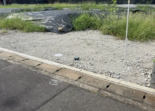 土地購入を検討されている場合、境界杭がない状態で購入してしまうと境界確定測量をする必要があり、費用がかかります。購入の前に、売主、隣土地所有者立ち合いのもと境界を確定し境界杭を設置するのがベストです。