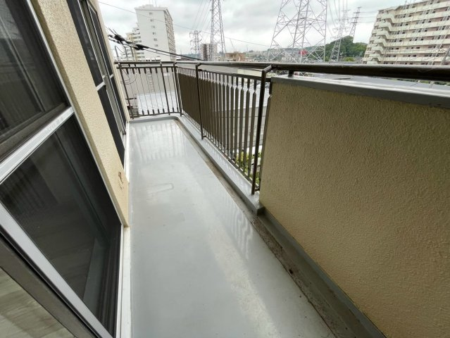 暖かな日差しのふりそそぐワイドバルコニー