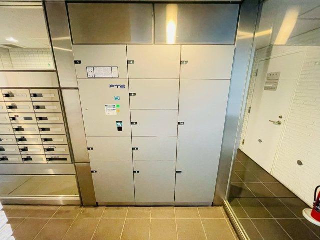 留守の時も安心の宅配ボックス完備です。