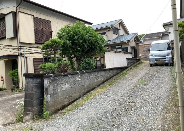 玄関は家の顔でもあり、家族以外の目にも止まる場所です。玄関は外との間を仕切る扉、靴などをしまっておく収納スペース、靴脱ぎのたたきスペース、来客とのやり取りをするドアホンなど複数のアイテムからなります。