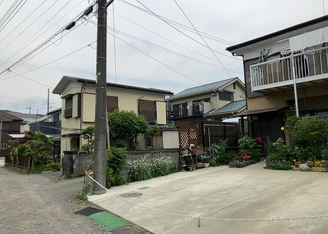 バルコニーは、室外の専用スペースのうち、「屋根がなく開放された空間」であるものを指します。ベランダより広いタイプのものが多く、日当たりもよいため家庭菜園などを楽しみたい人にとって適した環境となります。