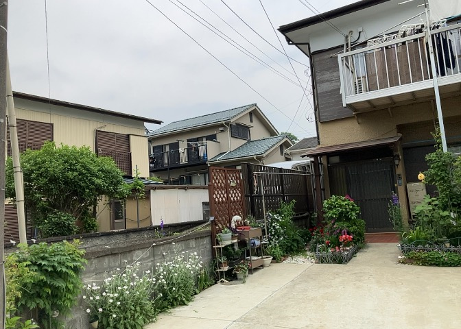 木造住宅とは土台、壁、柱など建築物の強度を支える構造体の材に木が使用されている構造を指します。構造体は建物の自重を支えるだけではなく風圧や水圧、積裁荷重などあらゆる衝撃に耐えるための基礎です。