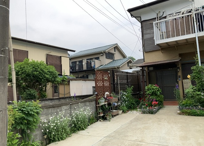 建物の基礎工事の方法は、主流となっているベタ基礎（防湿基礎）と布基礎の2種類に分類され、床下の通気性や耐久性などに違いがあります。建物の基礎部分の構造や付帯設備など詳細については現地でご確認ください。