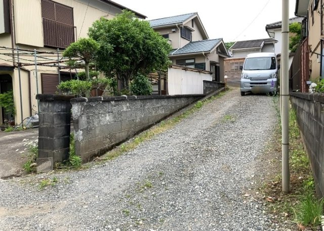 玄関ポーチにおいて最も重視すべきと言っても良いのが広さです。適切な広さの玄関ポーチでないと外見的なバランスは崩れてしまいますし、何より使いにくくなってしまいますので、現地で実際に下見をしてみましょう！