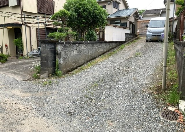 敷地内に散水栓や立水栓があると便利です。水道水を直接利用できるため、水を運ぶ手間を省くことが出来ます。大量の水を必要とする洗車作業や清掃などに役立ちます。その他設備とあわせて、現地でご確認ください。