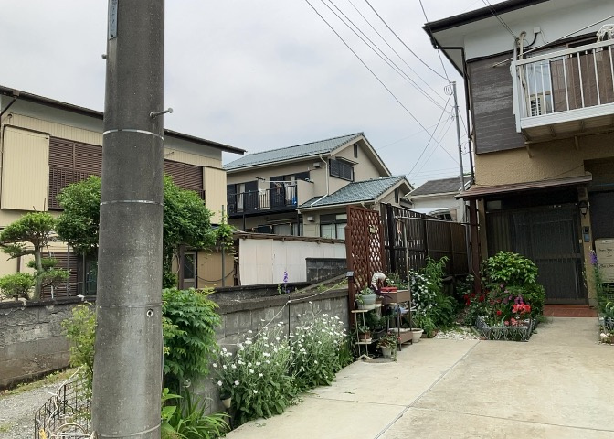 床下換気口は、床下に湿気がこもることを防ぎ、効果的に換気を行うために設置されています。床下換気口が設置されていない建物は、基礎パッキング工法などにより換気を行なっています。詳細は現地でご確認ください。