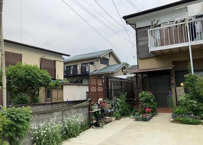 隣家の土地はどうなっているのか、生活利便施設が近くにあるのか、学校まで近いかなど、お客様のライフスタイルにあわせたイメージが重要です。また、近くにあると困る施設が近くにないかも確認するといいでしょう。