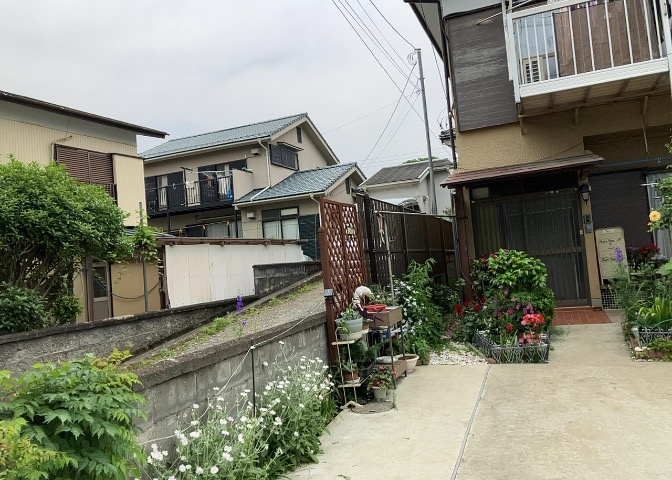 南側道路の場合は長い時間光を入れ込むことができるため、庭やリビングを道路側に持ってくることが多く土地価格も高い傾向にあります。一方北側道路だとリビングや庭が南側になりプライバシーを守ることができます。