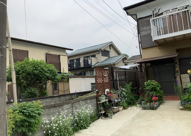 東側道路の場合は居室を南向きに設計しやすいため、朝日が入りやすいというメリットがあります。一方、西側道路も東側同様に居室を南向きに設計しやすいのですが、住宅地だと朝日が入りにくいという弱点があります。