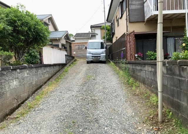 車一台あたりに必要なスペースは、標準サイズの普通自動車で横幅2m50cm、長さ5mは必要になります。ただし、乗降のことも考慮して横幅3m30cm、長さ5m50cmほどは確保できるところを選びましょう。