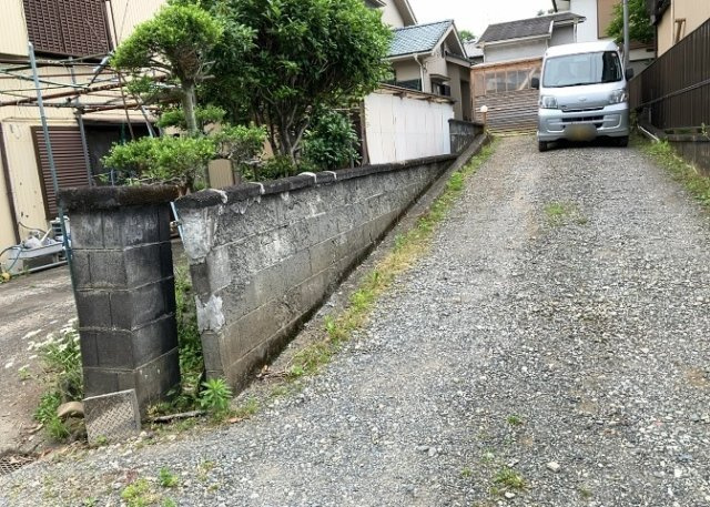 庭のある家に住むことのメリットとして、子どもたちの遊び場を確保できること、ガーデニングや家庭菜園を楽しめること、明るさを確保できることがあります。また、配置を工夫することでプライバシーが確保できます。