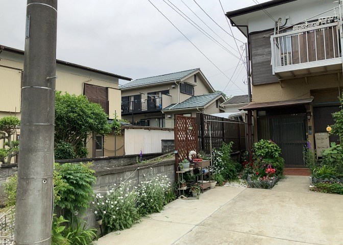 住宅用の土地では前面道路に2m以上接していなければならないと法律で定められています。しかし、お持ちの車のサイズやライフスタイルなどにより、2mでは利便が悪い場合もございますので、事前に確認しましょう。