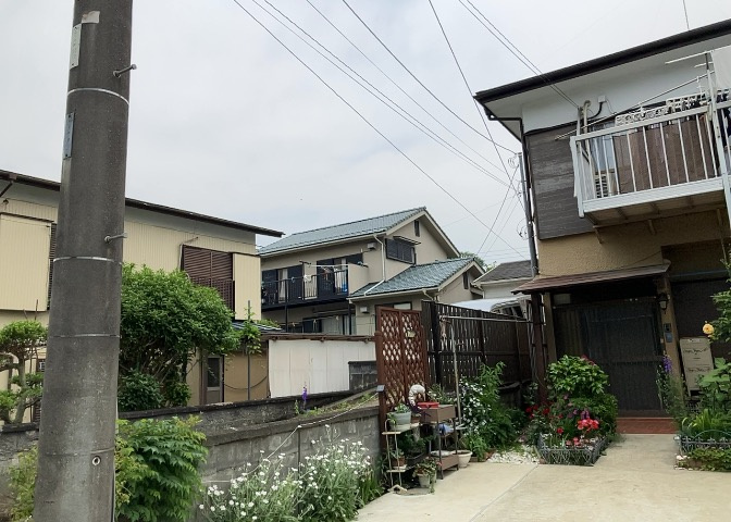 道幅が広い場所は日当たりや風通が良好です。幅が広いのですれ違いも可能ですし大きな車でも駐車可能！一方で、大型車が通ることも多くなるため交通量の増加により騒音に繋がります。また土地の値段が高くなります。