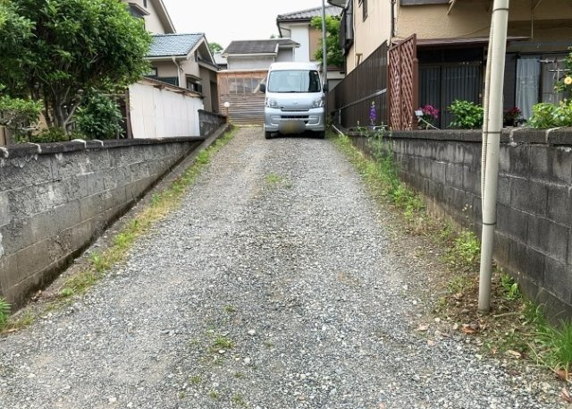 駐車場と明記されていても、最小スペースでつくられた駐車場だと大型車は駐車できなかったり、出入りしにくくなったりする可能性があります。お車のサイズと購入したい物件の駐車場のサイズを現地で確認しましょう。