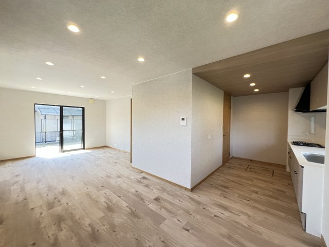 大きな窓から光が差し込む、開放感あふれるLDKでゆとりある暮らしを実現