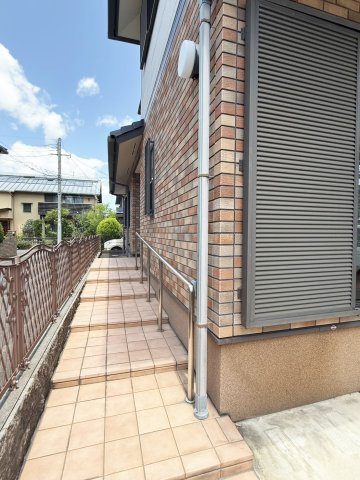 駐車場から玄関へ繋がるおしゃれなスペースです。