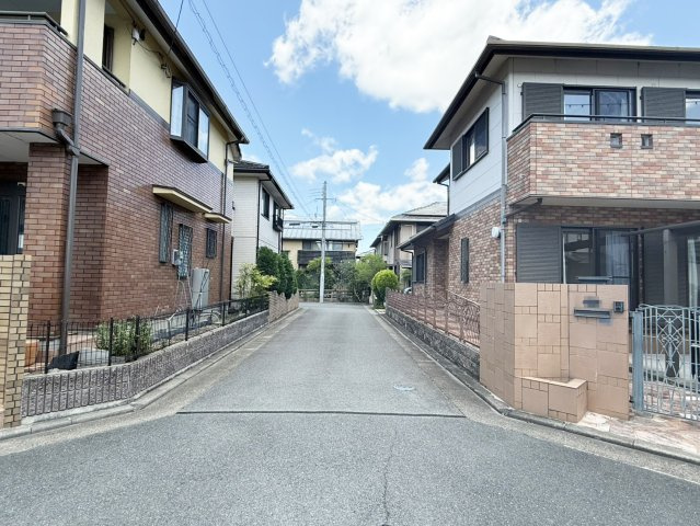 西側前面道路です。幅員約4．8ｍ。