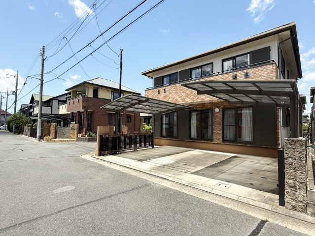 前面道路も広く交通量も少ないため、らくらく駐車可能です。