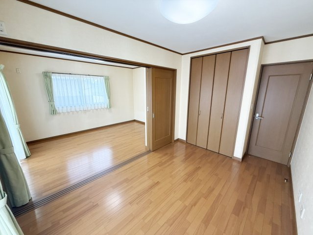 2階洋室約6帖です。スライドドアにて隣接の洋室約8帖と一体の空間としてご使用いただけます。