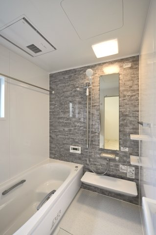 暖房乾燥機付きの浴室だから、お天気の悪い日や花粉の時期なども気にせず洗濯物が干せます☆