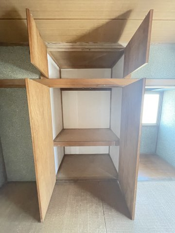 2階バルコニーに面している6帖の和室の収納です。