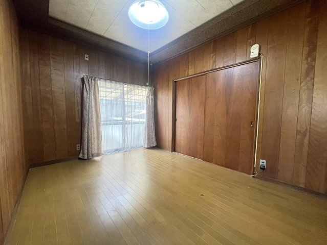 木の質感が温かみを感じさせる落ち着いた雰囲気の洋室です。書斎や趣味部屋、寝室など多目的に活用できる広さがあり、生活スタイルに合わせた柔軟な使い方が可能です。玄関横にあるので来客時の客間としても。