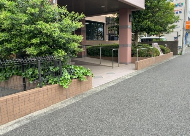 物件によっては、入居者が個人的に使用できる専用庭がついているものもあります。また、住宅の中にある土間の部分を庭と呼ぶこともあります。庭の用途は住む人によって変わり、それによってデザインもさまざまです。