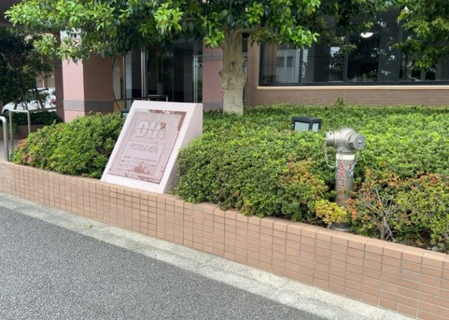 中庭（パティオ）とは、一つの建築物の内部に設けられた、壁などで囲われている庭のことを指します。コの字型、ロの字型が主流ですが、L字型の中庭もあります。最近では、インテリア性の高さからも人気があります。