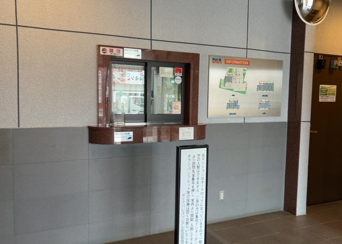 受付はマンションコンシェルジュがいる場合もあれば、管理人が滞在する小部屋を総称して呼ぶことがあります。主にエントランスに設置されていることから、防犯面でも期待ができます。防犯設備がない場合はより安心！